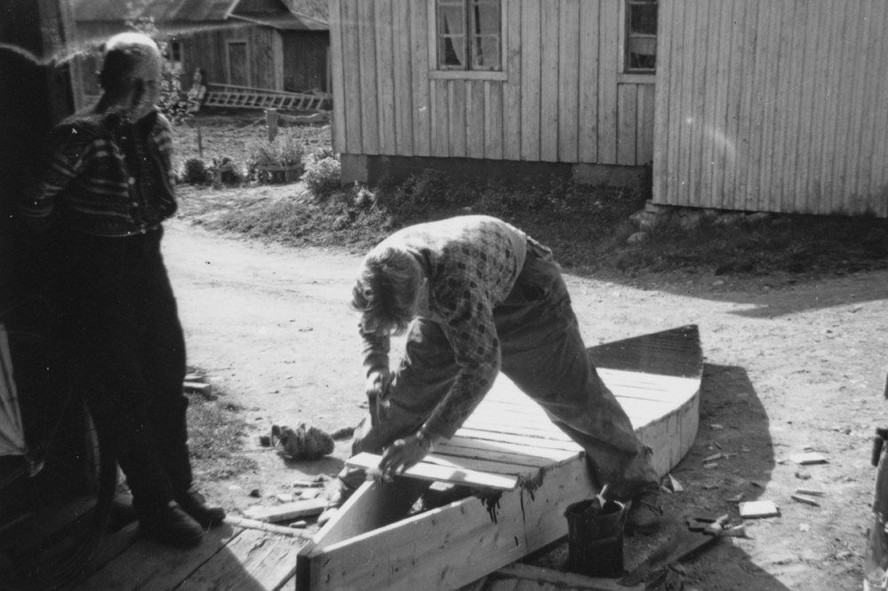 Bygging av hjemmelaget kajakk eller kano av plank.
Til tetningsmiddel tjære. Disse farkostene var et vanlig syn i Skjærva og andre steder.