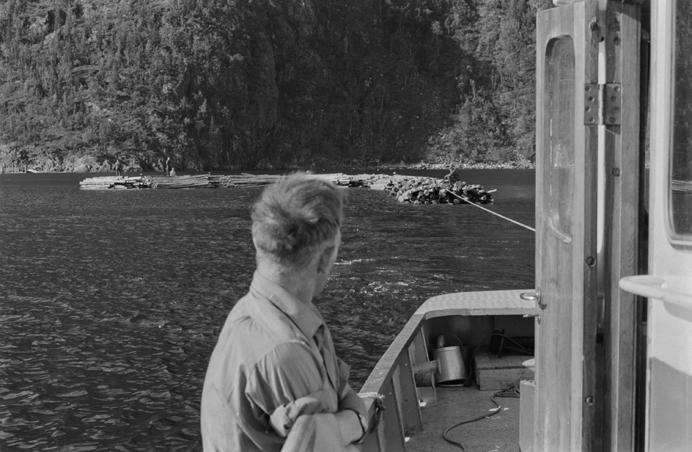 Sopper under slep. Terje Øyen ombord på slepebåten "Halsøy". De fleste andre sitter på slepet.