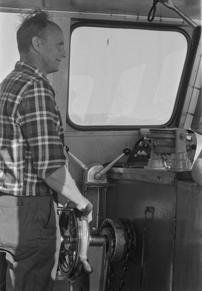 Skipper Per Andersen i styrehuset på slepebåten "Halsøy".