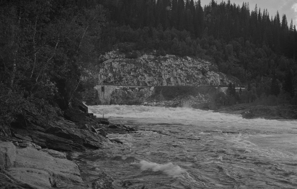 Forsjordforsen. Jernbanen på andre siden.