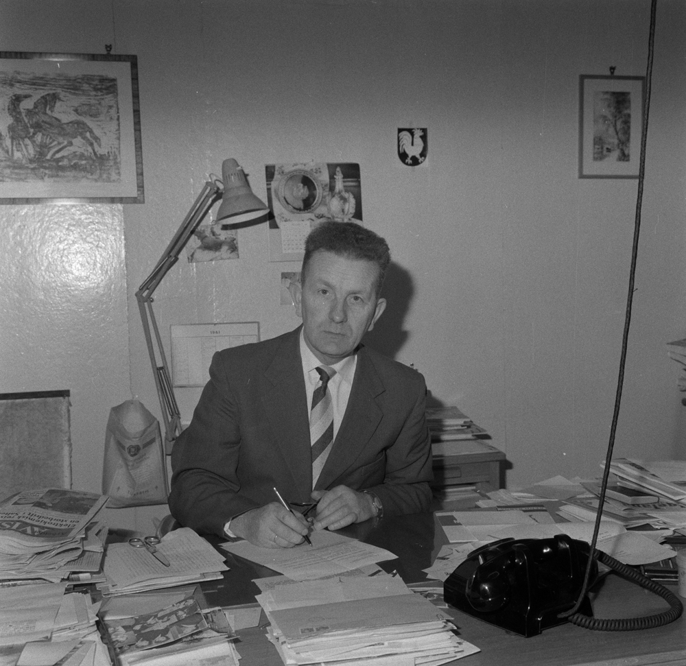 Einar Jensen på kontoret, inne på redaksjonen til Helgeland Arbeiderblad