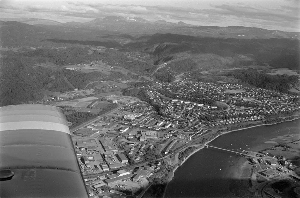 Flyfoto av Mosjøen. Nyrud, Olderskog og Andås. Vefsna og gammelbrua. Slettåsen, Reinfjellet, Brurskanken og Geittinden skimtes i distansen.