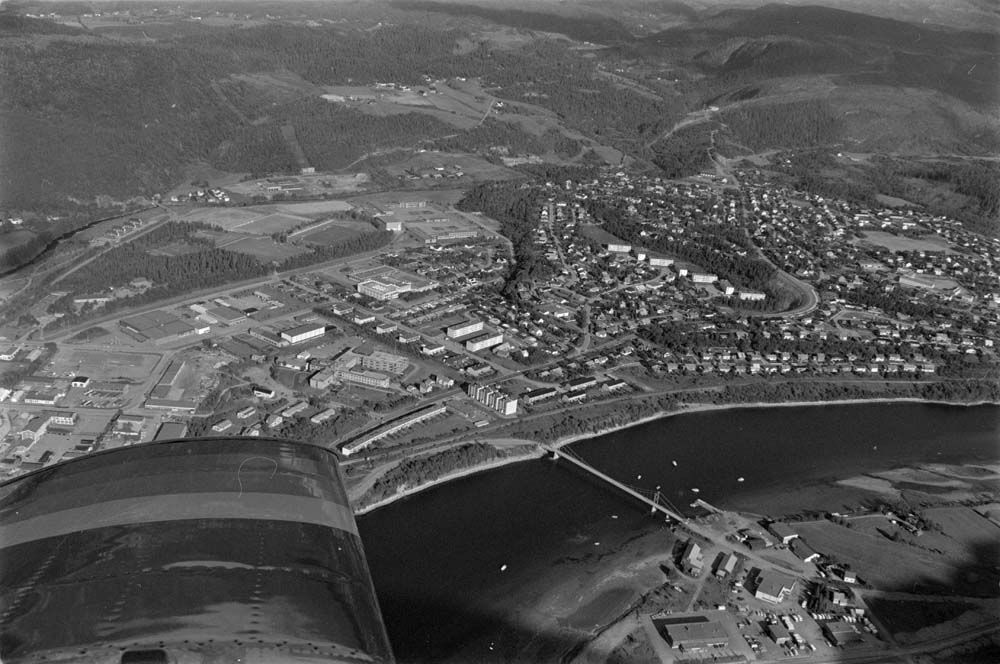 Flyfoto av Mosjøen. Nyrud, Kippermoen, Olderskog og Andås. Vefsna, gammelbrua og deler av Øya.