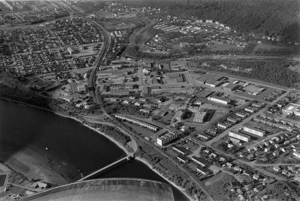 Flyfoto av Mosjøen. Nyrud, Kippermoen, Skjervengan og deler av byflata.