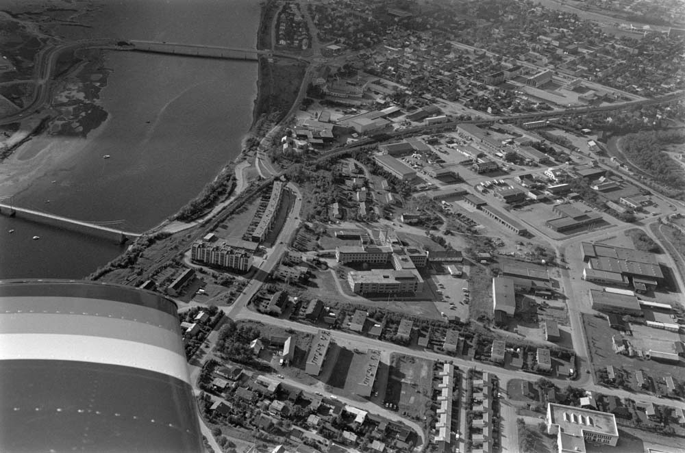 Flyfoto av Mosjøen. Nyrud, sykehuset, og deler av byflata. Vefsna og de to broene.