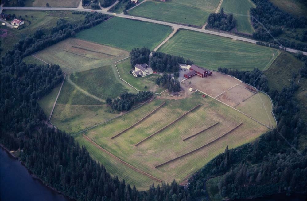 Flyfoto av Jalen gård. Luktvassvegen (E6) øverst. Fusta skimtes i venstre hjørne.