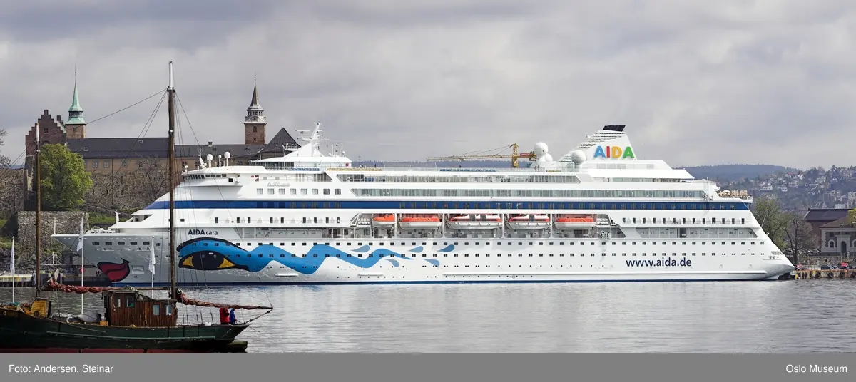 Panorama, utsikt, cruiseskip, seilskute, brygger, havn, fjord, Oslo øst, Oslo vest, Rådhuset, Akershus Festning