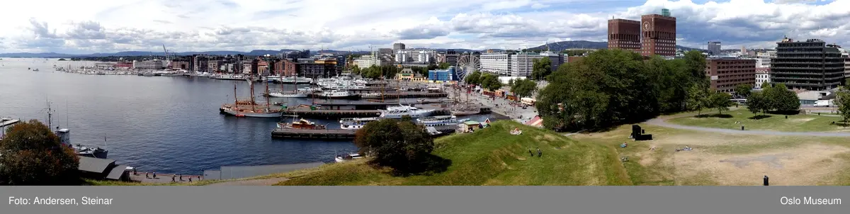 Panorama, byprospekt, utsikt, fjord, byggevirksomhet, havn, skip, båt, Akershus Festning, Rådhuset, containere, kran