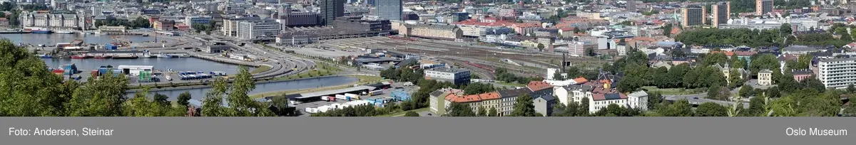 Panorama, byprospekt, utsikt, fjord, byggevirksomhet, havn, skip, båt, Akershus Festning, Rådhuset, containere, kran