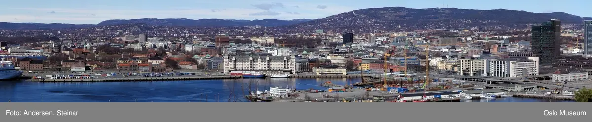 Panorama, byprospekt, utsikt, fjord, byggevirksomhet, havn, skip, båt, Akershus Festning, Rådhuset, containere, kran