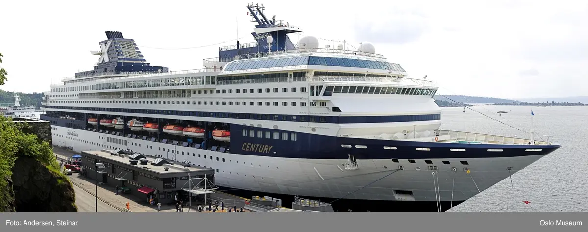 Panorama, utsikt, cruiseskip, seilskute, brygger, havn, fjord, Oslo øst, Oslo vest, Rådhuset, Akershus Festning