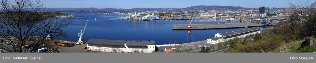 Panorama, byprospekt, utsikt, fjord, byggevirksomhet, havn, skip, båt, Akershus Festning, Rådhuset, containere, kran