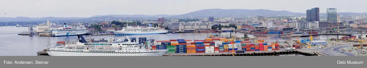 Panorama, byprospekt, skip, cruiseskip, containere, Akershus Festning, Rådhuset, Havnelageret, byggevirksomhet, kraner, utsikt over Oslo, havna, høyhus, mudring, Bjørvika