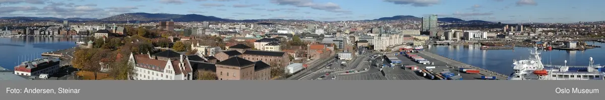 Panorama, byprospekt, utsikt, fjord, byggevirksomhet, havn, skip, båt, Akershus Festning, Rådhuset, containere, kran