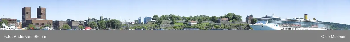 Panorama, utsikt, cruiseskip, seilskute, brygger, havn, fjord, Oslo øst, Oslo vest, Rådhuset, Akershus Festning