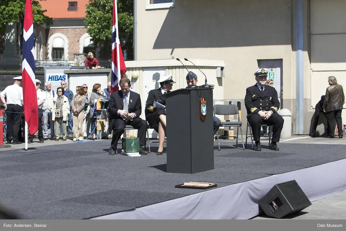 Politiker, militær, marine. forsvarsminister, forsvarssjef, uniform, talerstol, publikum, tilskuere, presse, media, korps, gaveoverrekkelse, parade, båt