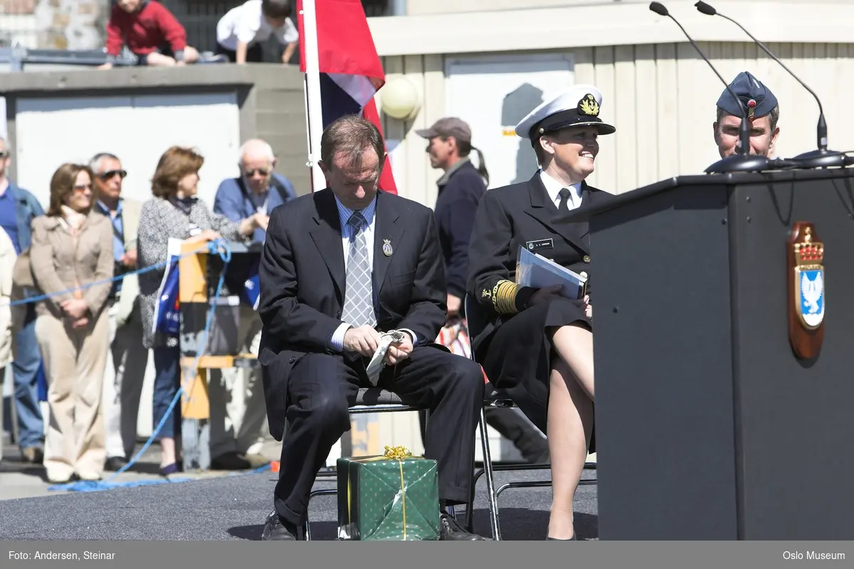 Politiker, militær, marine. forsvarsminister, forsvarssjef, uniform, talerstol, publikum, tilskuere, presse, media, korps, gaveoverrekkelse, parade, båt