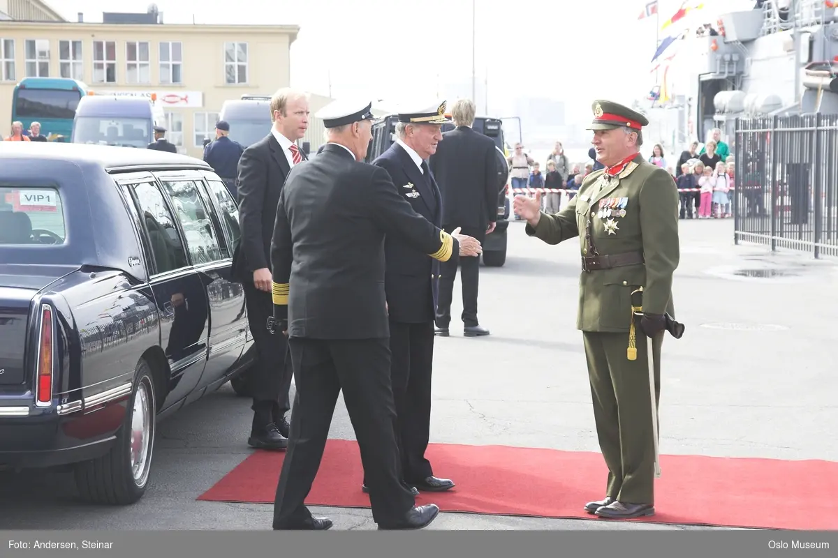 Konger, parade, uniform, marine, båt, sikkerhetsvakter, politi, bil, rød løper, militær, medlajer, tilskuere, presse, media, kvinne, mann,