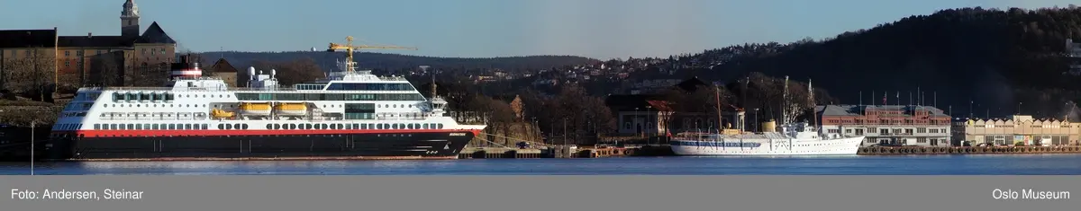 Panorama, utsikt, cruiseskip, seilskute, brygger, havn, fjord, Oslo øst, Oslo vest, Rådhuset, Akershus Festning