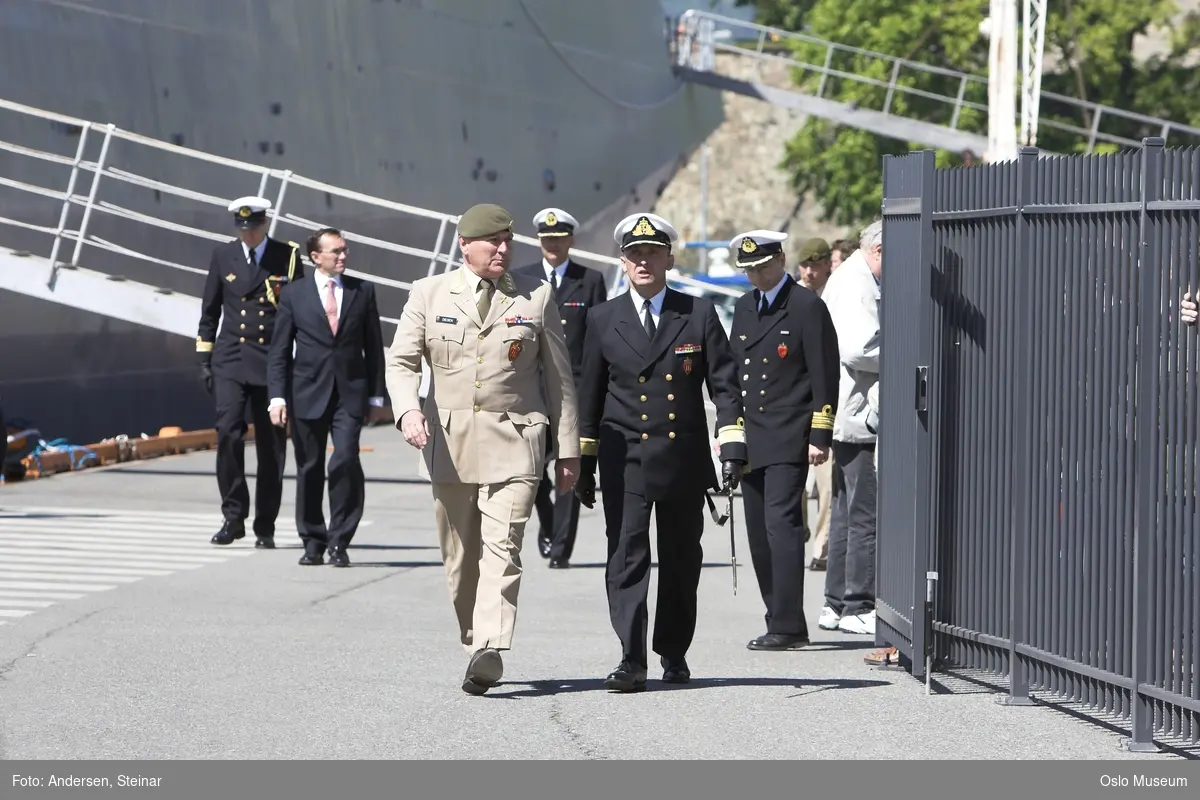 Politiker, militær, marine. forsvarsminister, forsvarssjef, uniform, talerstol, publikum, tilskuere, presse, media, korps, gaveoverrekkelse, parade, båt