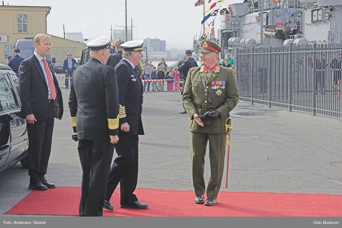 Konger, parade, uniform, marine, båt, sikkerhetsvakter, politi, bil, rød løper, militær, medlajer, tilskuere, presse, media, kvinne, mann,