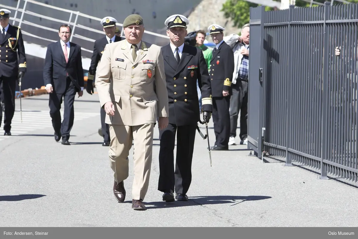 Politiker, militær, marine. forsvarsminister, forsvarssjef, uniform, talerstol, publikum, tilskuere, presse, media, korps, gaveoverrekkelse, parade, båt