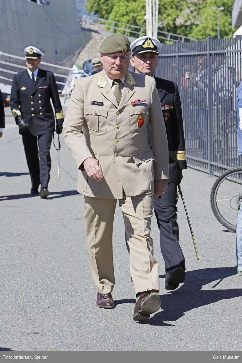 Politiker, militær, marine. forsvarsminister, forsvarssjef, uniform, talerstol, publikum, tilskuere, presse, media, korps, gaveoverrekkelse, parade, båt
