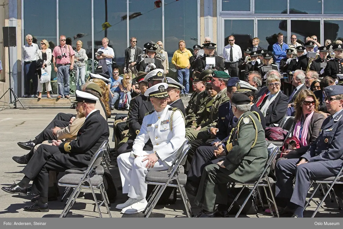 Politiker, militær, marine. forsvarsminister, forsvarssjef, uniform, talerstol, publikum, tilskuere, presse, media, korps, gaveoverrekkelse, parade, båt