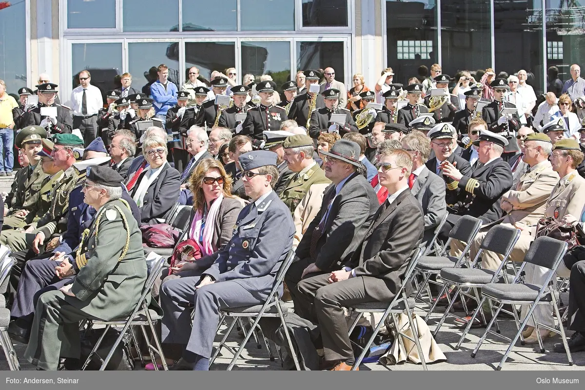 Politiker, militær, marine. forsvarsminister, forsvarssjef, uniform, talerstol, publikum, tilskuere, presse, media, korps, gaveoverrekkelse, parade, båt