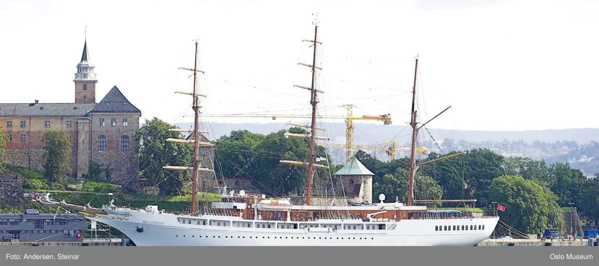 Panorama, utsikt, cruiseskip, seilskute, brygger, havn, fjord, Oslo øst, Oslo vest, Rådhuset, Akershus Festning