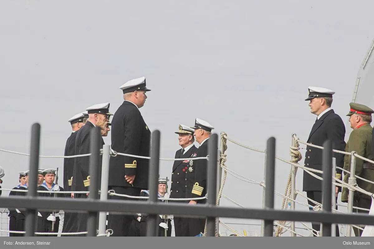 Konger, parade, uniform, marine, båt, sikkerhetsvakter, politi, bil, rød løper, militær, medlajer, tilskuere, presse, media, kvinne, mann,