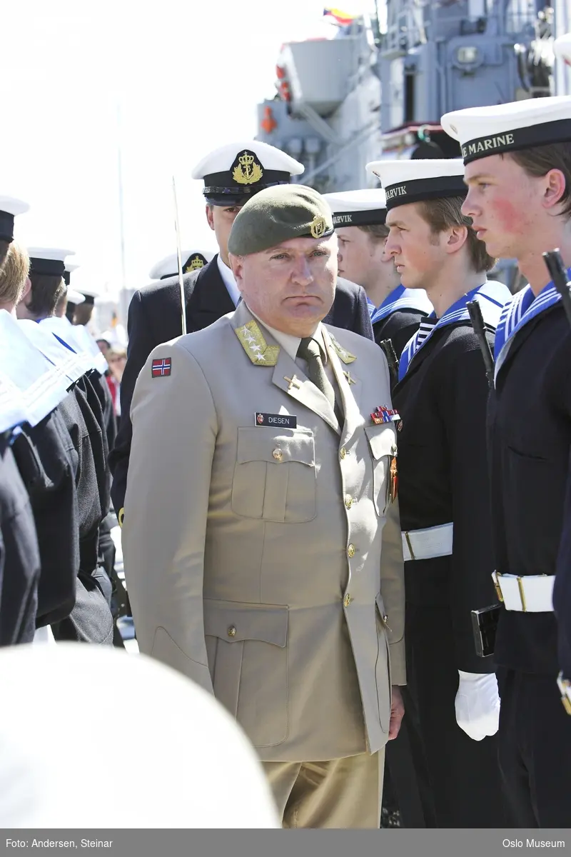 Politiker, militær, marine. forsvarsminister, forsvarssjef, uniform, talerstol, publikum, tilskuere, presse, media, korps, gaveoverrekkelse, parade, båt