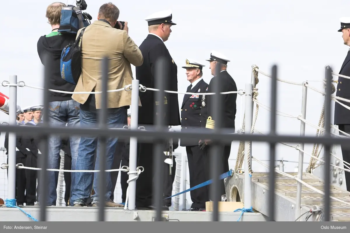 Konger, parade, uniform, marine, båt, sikkerhetsvakter, politi, bil, rød løper, militær, medlajer, tilskuere, presse, media, kvinne, mann,