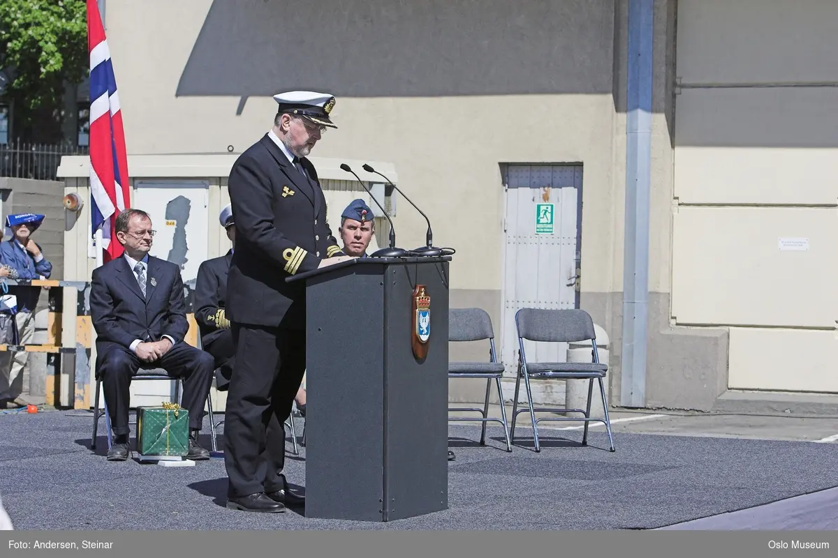 Politiker, militær, marine. forsvarsminister, forsvarssjef, uniform, talerstol, publikum, tilskuere, presse, media, korps, gaveoverrekkelse, parade, båt