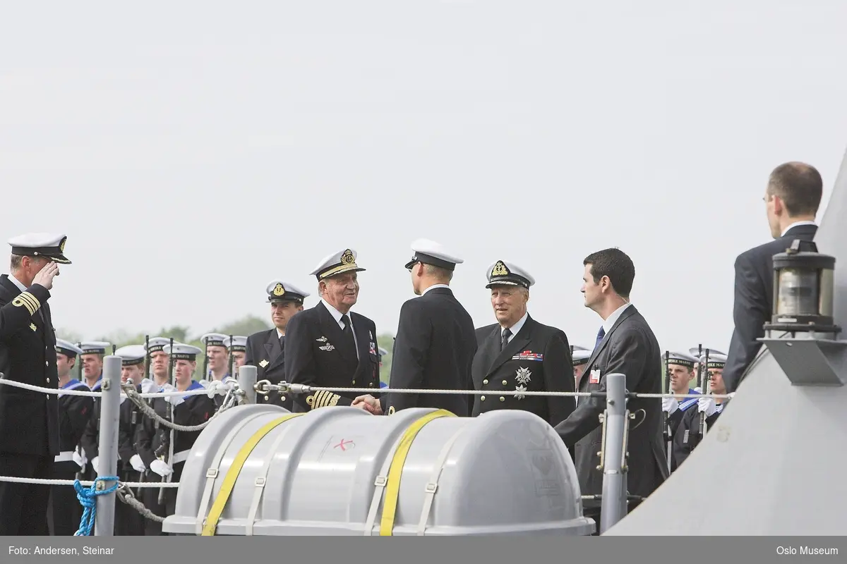 Konger, parade, uniform, marine, båt, sikkerhetsvakter, politi, bil, rød løper, militær, medlajer, tilskuere, presse, media, kvinne, mann,