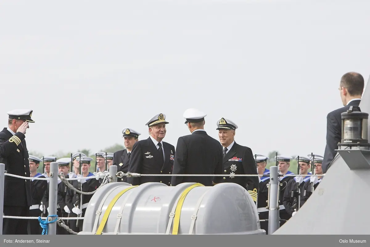 Konger, parade, uniform, marine, båt, sikkerhetsvakter, politi, bil, rød løper, militær, medlajer, tilskuere, presse, media, kvinne, mann,