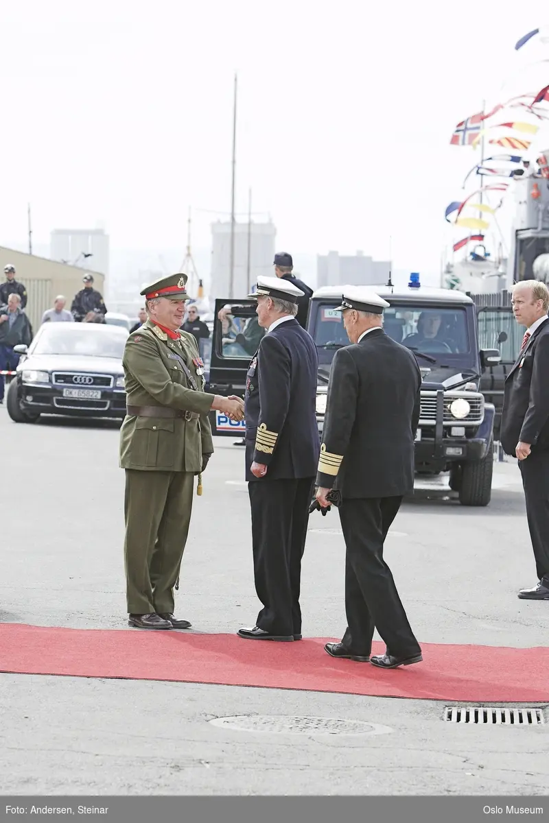 Konger, parade, uniform, marine, båt, sikkerhetsvakter, politi, bil, rød løper, militær, medlajer, tilskuere, presse, media, kvinne, mann,