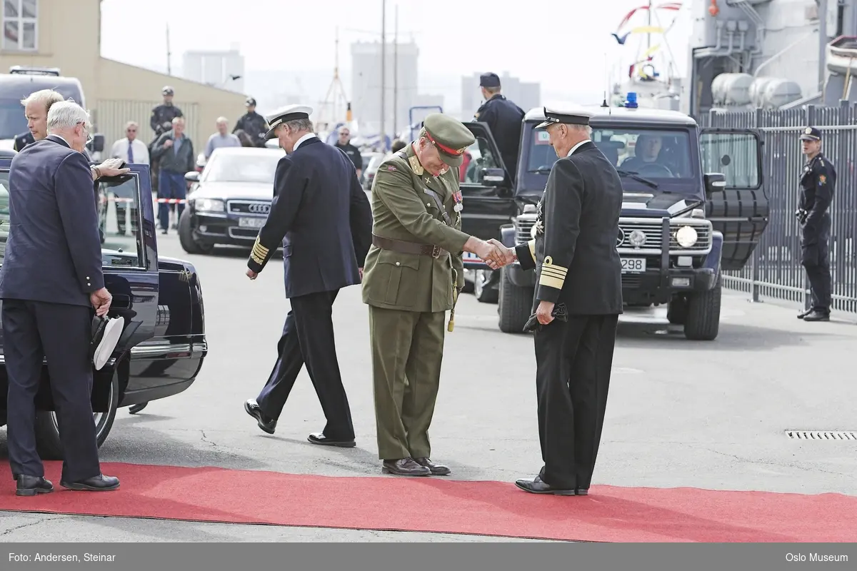 Konger, parade, uniform, marine, båt, sikkerhetsvakter, politi, bil, rød løper, militær, medlajer, tilskuere, presse, media, kvinne, mann,