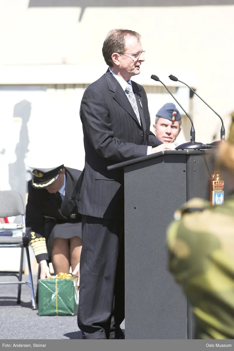 Politiker, militær, marine. forsvarsminister, forsvarssjef, uniform, talerstol, publikum, tilskuere, presse, media, korps, gaveoverrekkelse, parade, båt