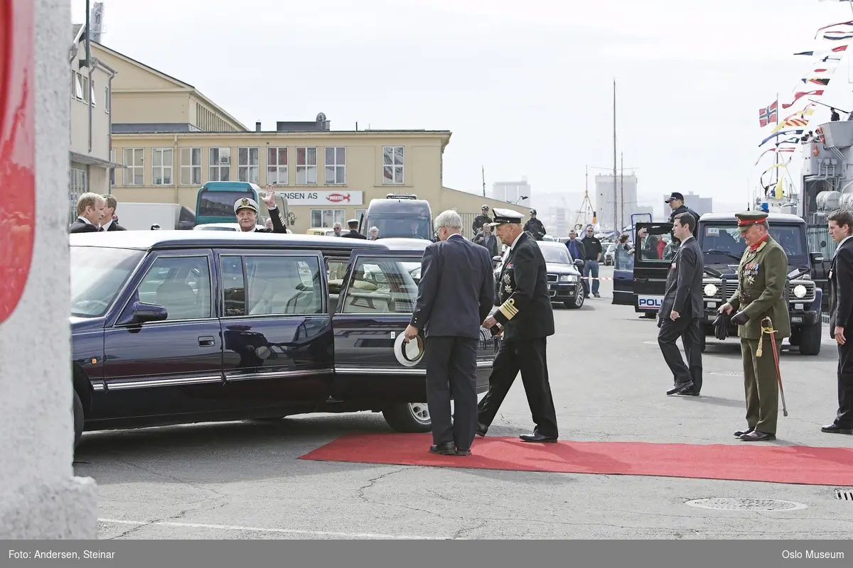 Konger, parade, uniform, marine, båt, sikkerhetsvakter, politi, bil, rød løper, militær, medlajer, tilskuere, presse, media, kvinne, mann,