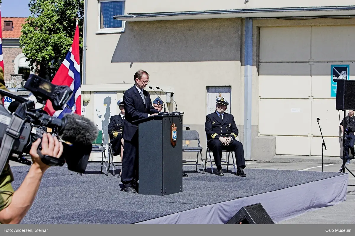 Politiker, militær, marine. forsvarsminister, forsvarssjef, uniform, talerstol, publikum, tilskuere, presse, media, korps, gaveoverrekkelse, parade, båt
