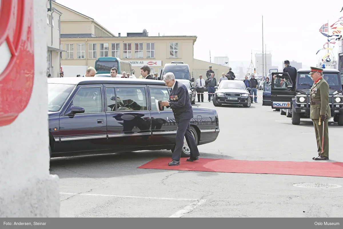Konger, parade, uniform, marine, båt, sikkerhetsvakter, politi, bil, rød løper, militær, medlajer, tilskuere, presse, media, kvinne, mann,