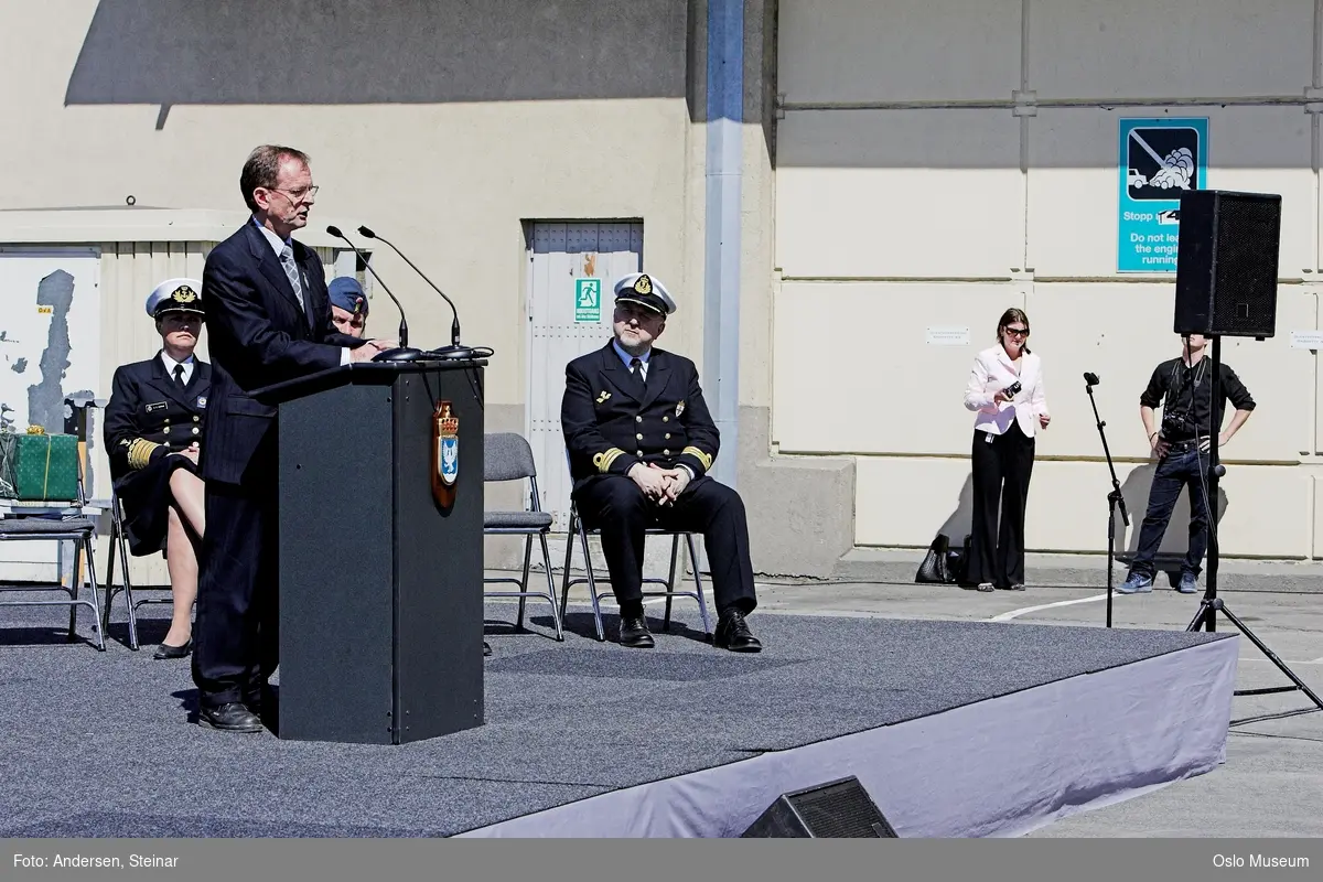 Politiker, militær, marine. forsvarsminister, forsvarssjef, uniform, talerstol, publikum, tilskuere, presse, media, korps, gaveoverrekkelse, parade, båt