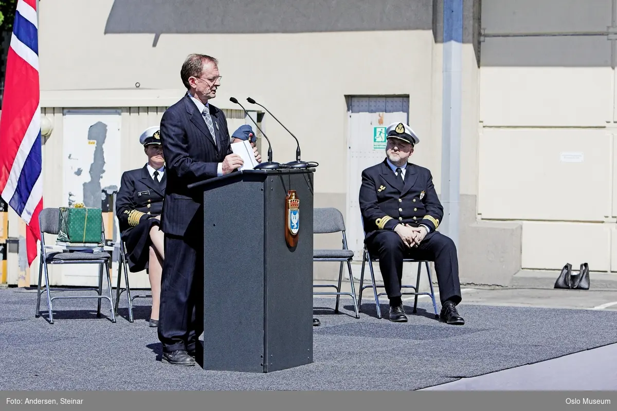 Politiker, militær, marine. forsvarsminister, forsvarssjef, uniform, talerstol, publikum, tilskuere, presse, media, korps, gaveoverrekkelse, parade, båt