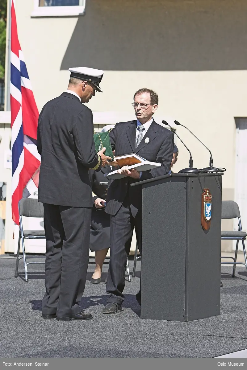 Politiker, militær, marine. forsvarsminister, forsvarssjef, uniform, talerstol, publikum, tilskuere, presse, media, korps, gaveoverrekkelse, parade, båt