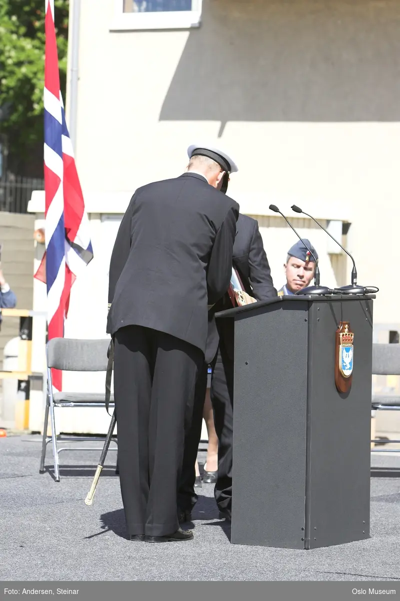 Politiker, militær, marine. forsvarsminister, forsvarssjef, uniform, talerstol, publikum, tilskuere, presse, media, korps, gaveoverrekkelse, parade, båt