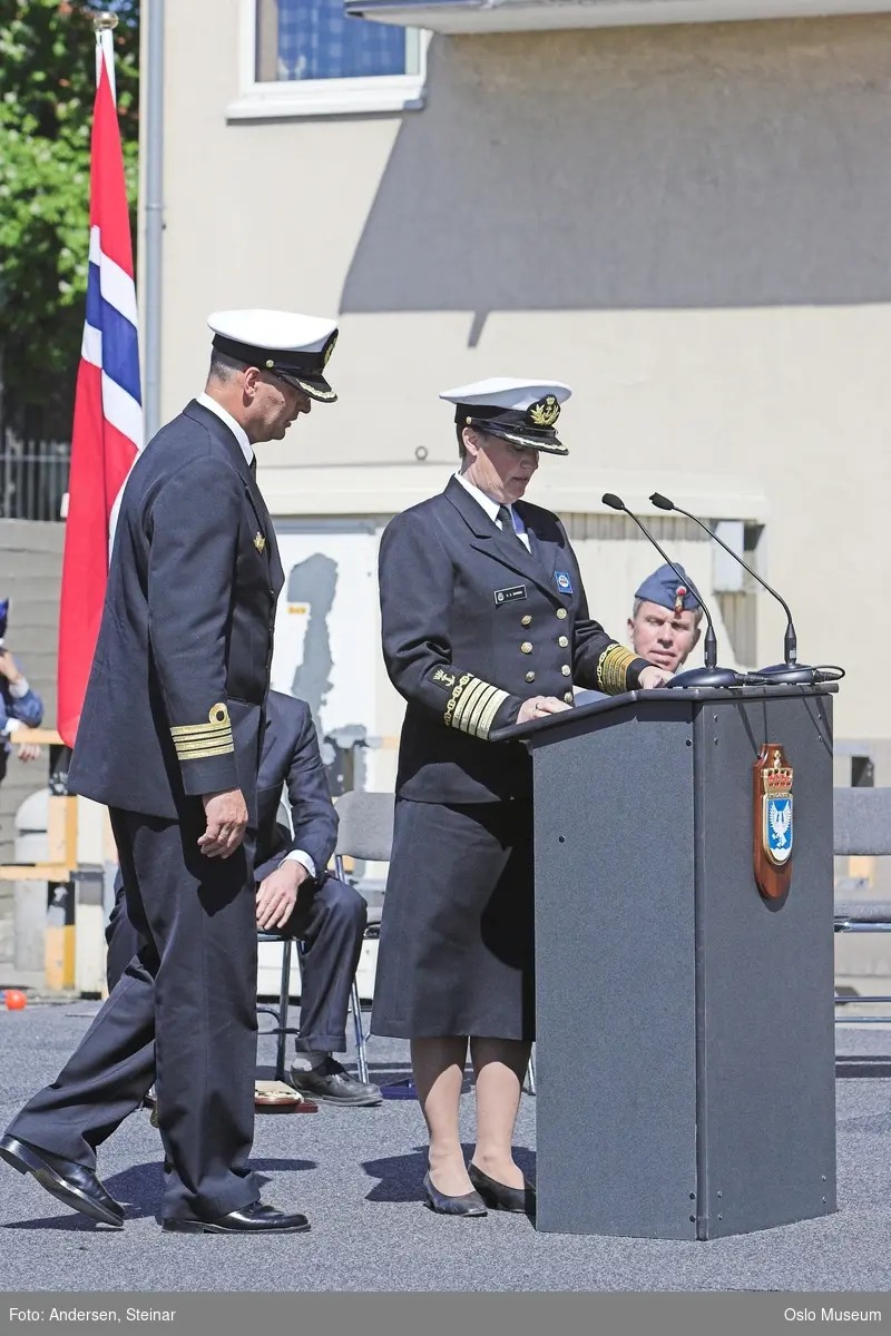 Politiker, militær, marine. forsvarsminister, forsvarssjef, uniform, talerstol, publikum, tilskuere, presse, media, korps, gaveoverrekkelse, parade, båt