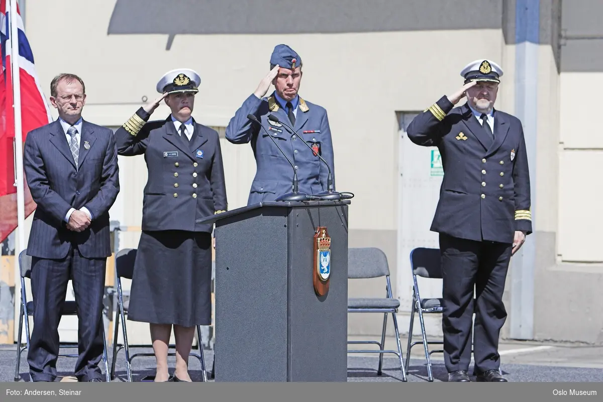Politiker, militær, marine. forsvarsminister, forsvarssjef, uniform, talerstol, publikum, tilskuere, presse, media, korps, gaveoverrekkelse, parade, båt