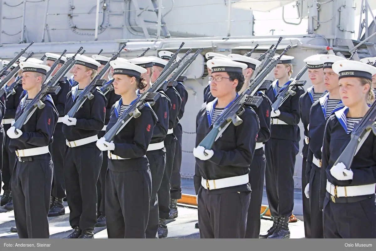 Politiker, militær, marine. forsvarsminister, forsvarssjef, uniform, talerstol, publikum, tilskuere, presse, media, korps, gaveoverrekkelse, parade, båt