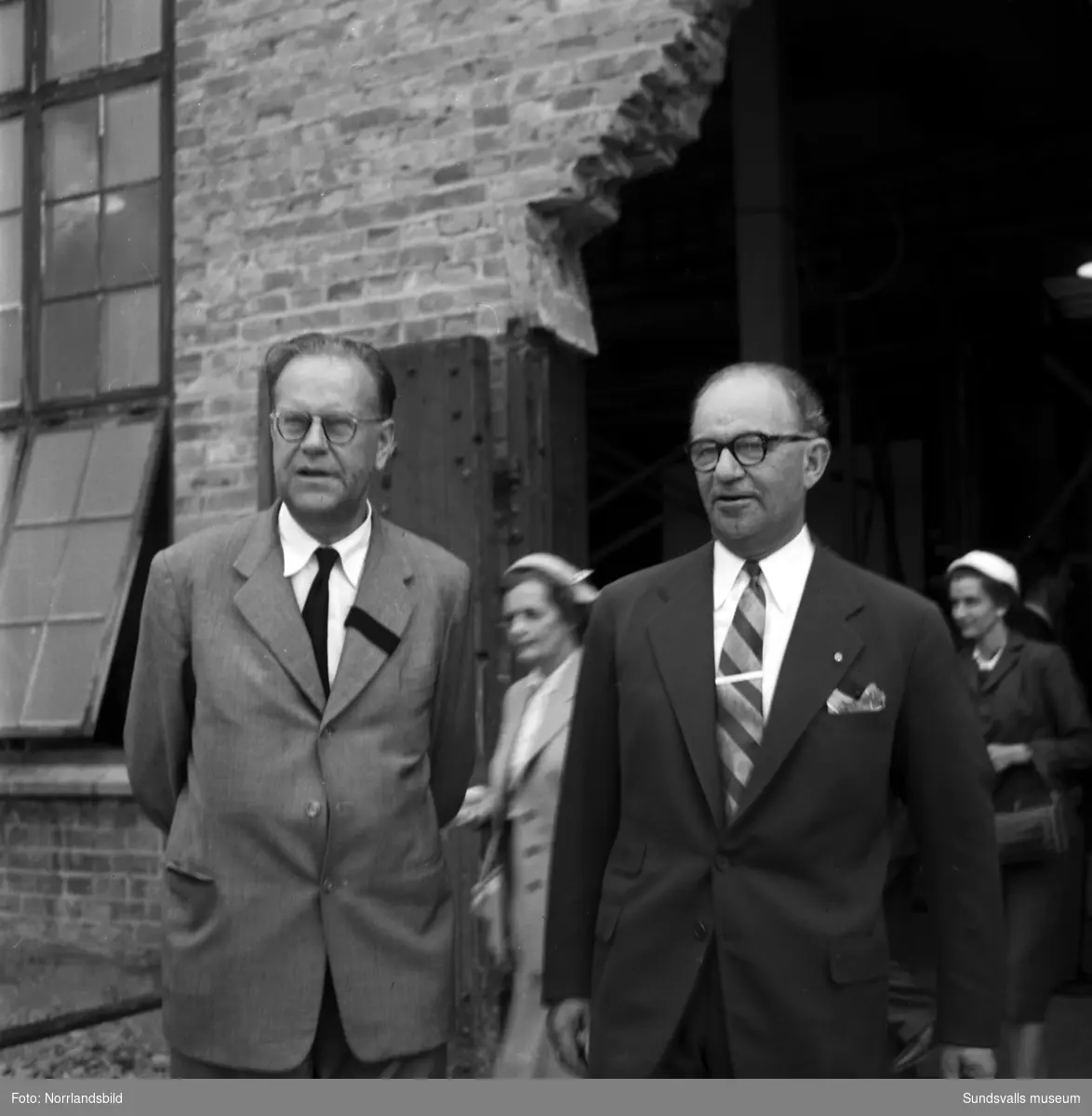 Dubbelt statsministerbesök vid Östrandsfabriken med omgivningar samt bygget av Bergeforsens kraftverk. Tage Erlander och Danmarks H.C. Hansen med sällskap studerar Medelpadsk industri.